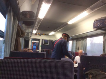 Trenurile de călători au întârzieri de până la o oră, din cauza gerului